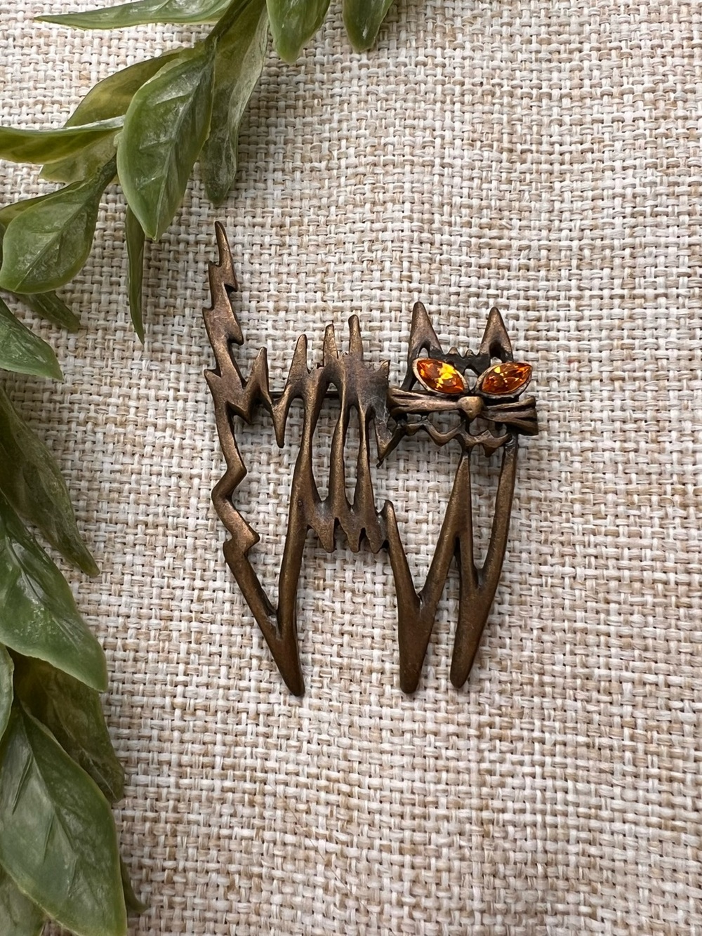 The 'Frightened Cat' Bronze-Toned Metal Cat Brooch with Crystal Eyes